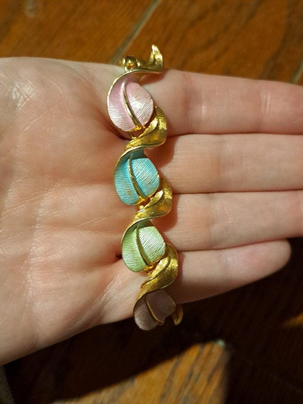 5 for $25 VTG Pastel and Gold Tone Leaf Link Bracelet